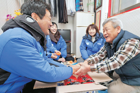 삼성 임직원들이 7일 서울 동자동 서울역쪽방촌에 거주하는 어르신의 집에 찾아가 생필품 세트를 전달하고 대화를 나누고 있다.    삼성 제공